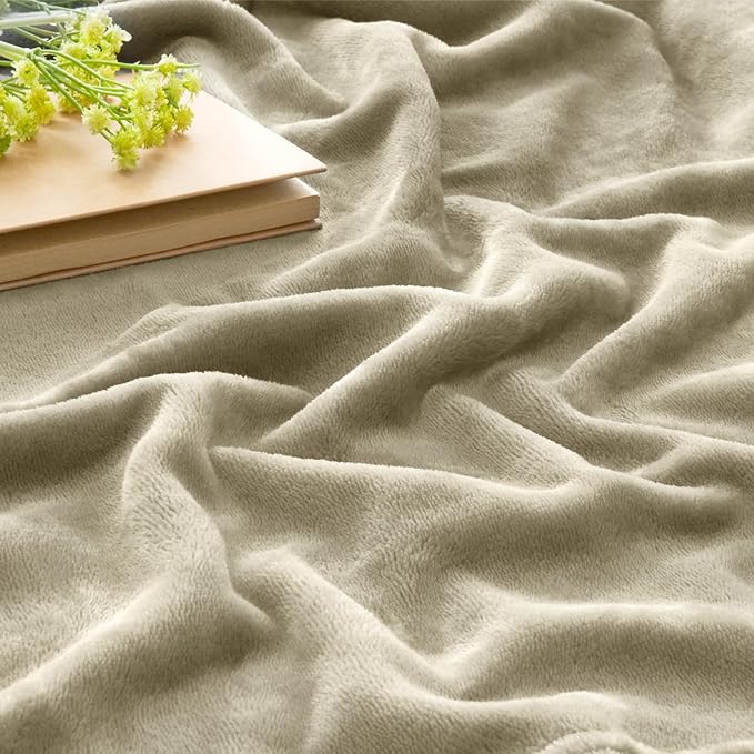 BEDELITE Fleece Blanket Twin Size Oatmeal Throw Blankets for Couch & Bed, Luxury Plush Cozy Fuzzy Blanket 60x80 inches, Super Soft Warm Lightweight Throw Blanket for Travel Camping