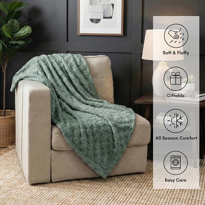 Americanflat 60x80 Jacquard Fleece Throw Blanket - Soft and Breathable Throw Blanket for Couch, Bed, Chair - Fleece Blankets Perfect for Home, Bedroom, or Outdoor Use - Checkered Design in Green